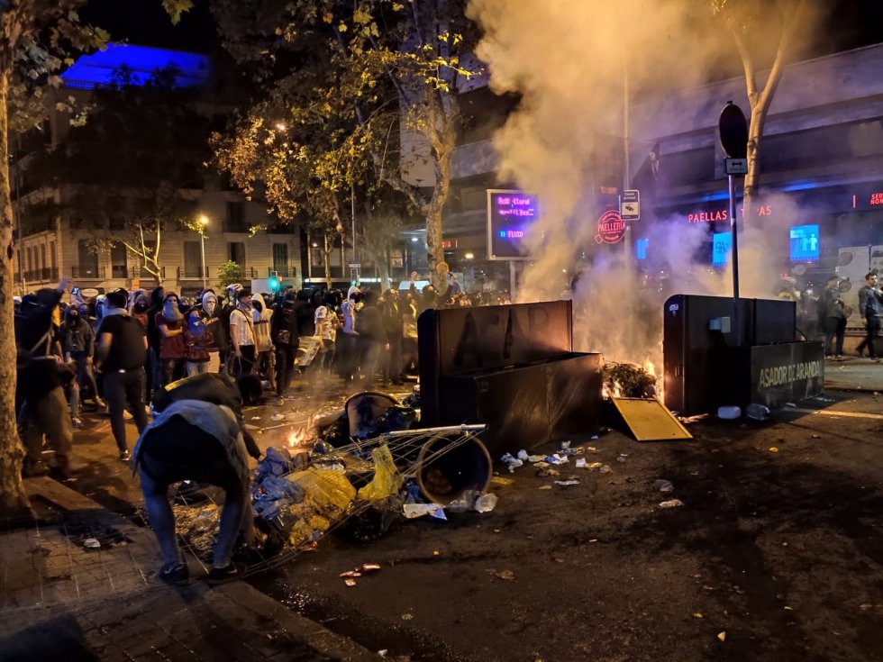 Una barricada arde entre la plaza Urquinaona y la calle calle Pau Claris en la sexta noche de protestas contra la sentencia del proceso independentista en Barcelona.