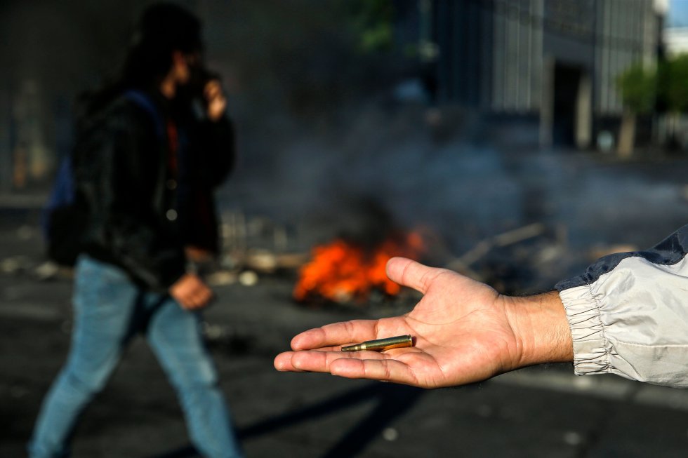 Un manifestante muestra una bala durante los enfrentamientos con la policía antidisturbios en Valparaíso (Chile).