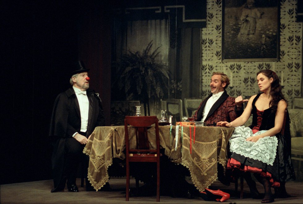 Una escena de 'Casa de muñecas' en una producción teatral dirigida por Igmar Bergman para el Royal Dramatic Theatre de Suecia en 1989.