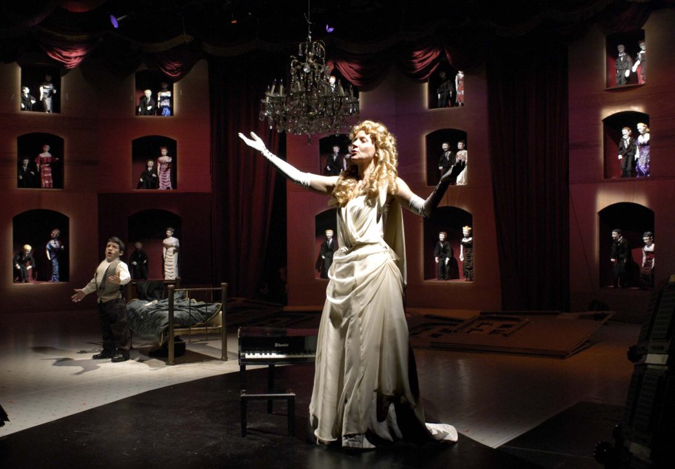 Escena de un impactante montaje teatral de 'Casa de muñecas' de la compañía neoyorquina Mabou Mines estrenado en 2003 y visto en el Festival de Otoño de Madrid en 2006.