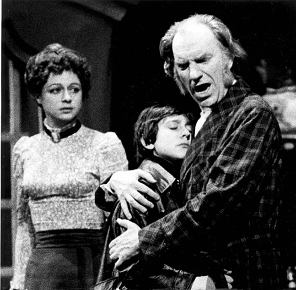 Emma Cohen, Fernando Fernán Gómez y el niño Antonio Fauro en 'Un enemigo del pueblo' en 1971.