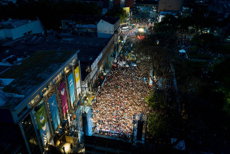 Vista aérea de los seguidores del nuevo presidente electo, Alberto Fernández.
