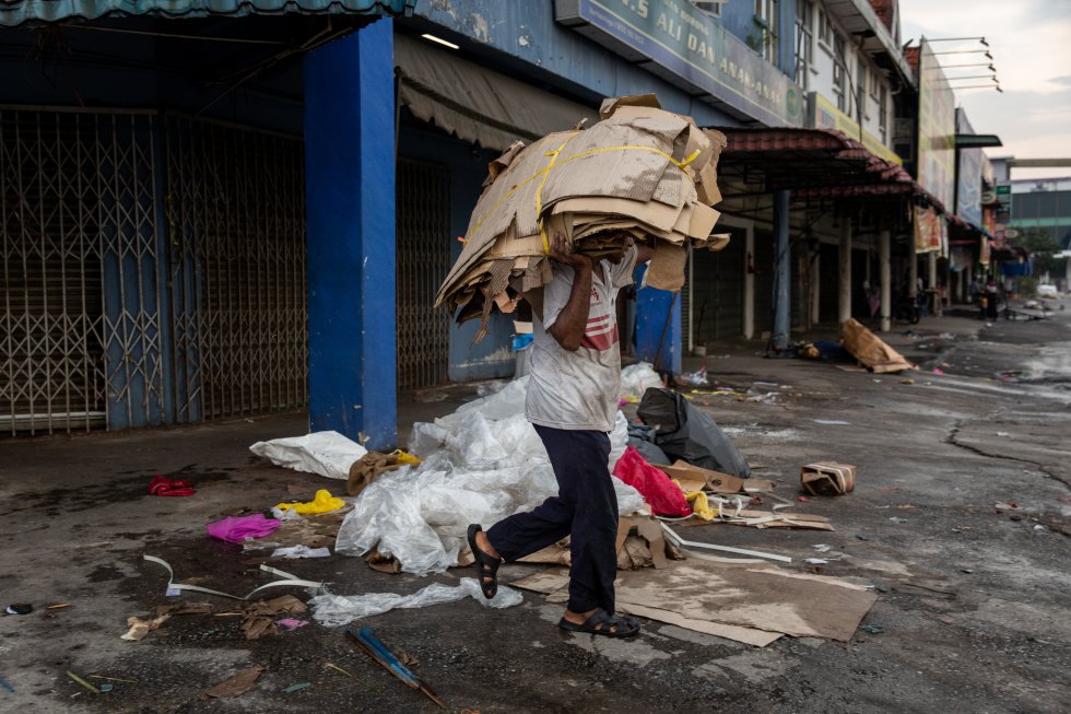 Un hombre rohingya recoge cartón y plástico en el mercado Pasar Baur, Kuala Lumpur. Todo lo que recolecte será vendido por kilo. El alcance de la crisis de los rohingya ha adquirido una perspectiva regional que los países implicados deberían abordar desde un enfoque inclusivo, teniendo en cuenta las diferentes aristas del problema y enfrentándose a la cuestión desde una posición fuerte y conjunta.