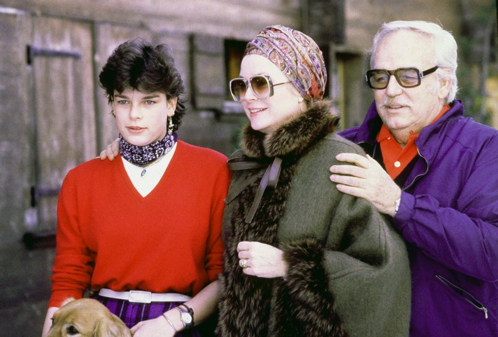 Rainiero de Mónaco con su hija, la princesa Estefanía y su esposa Grace Kelly en 1979 en Gstaad, Suiza.