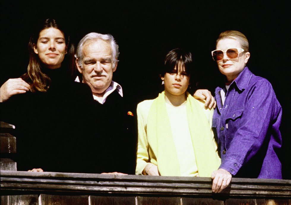 Alberto y Gracia de Mónaco, en 1981 con sus hijas Carolina y Estefanía, en Gstaad, Suiza.