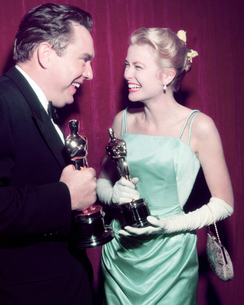 El actor Edmond O'Brien y Grace Kelly celebran sus triunfos en los Premios de la Academia en Los Ángeles, el 30 de marzo de 1955. O'Brien ganó el premio al Mejor actor de reparto por su papel en 'La condesa descalza' , mientras que Kelly ganó la Mejor Actriz por su papel en la película de 1954 'La angustia de vivir.