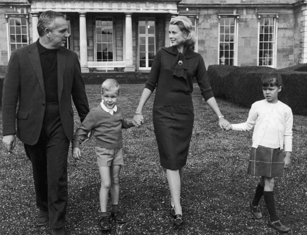 Grace Kelly, en Palm Springs, Florida, con su esposo, Rainieroy sus hijos Alberto y Carolina, en 1963.