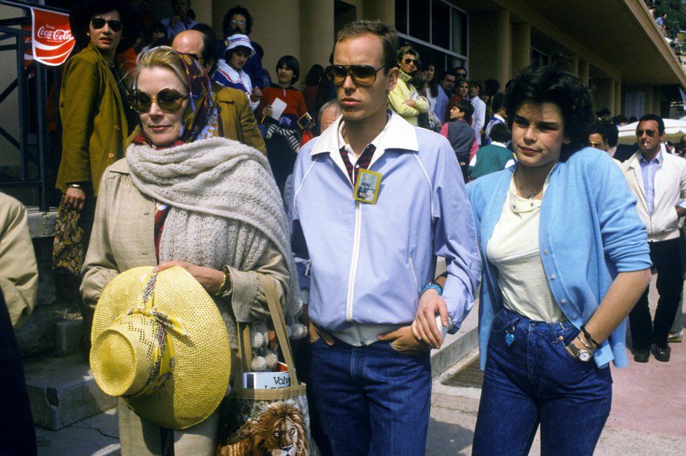 Grace de Mónaco con sus hijos Alberto y Estefanía, en el torneo de tenis de Mónaco, el 5 de abril de 1982.