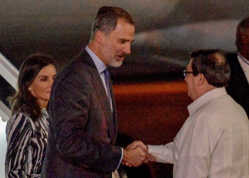 Spanish royals make first official visit to Cuba