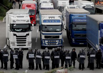 Authorities in Catalonia clear protests on AP-7 freeway near Girona