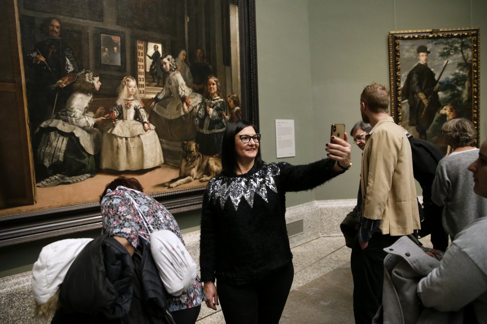 Ao longo destes dois séculos, o número de visitantes foi crescendo exponencialmente até alcançar os 3.672.853 em 2018. Na imagem, uma visitante tira uma foto com a obra 'As meninas', de Velázquez.