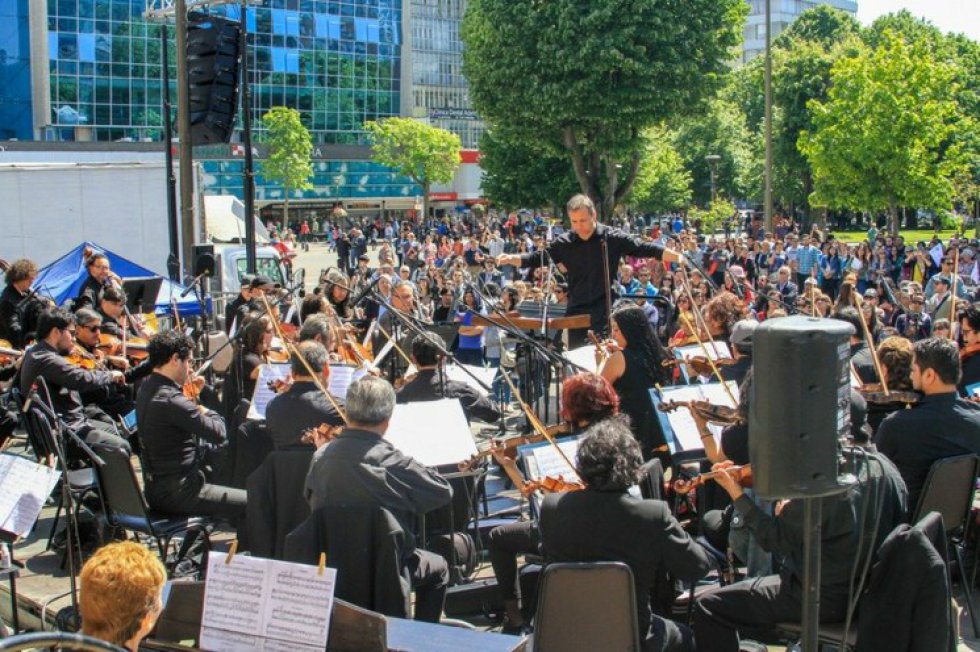 La Orquesta Sinfónica de la Universidad de Concepción durante un concierto que ofrece gratuitamente y al aire libre en apoyo a las protestas, el 6 de noviembre.rn