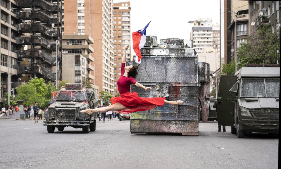 'El despertar', fotografía artística con el salto de la bailarina Catalina Duarte ante carros de la policía en Santiago de Chile el 25 de octubre.