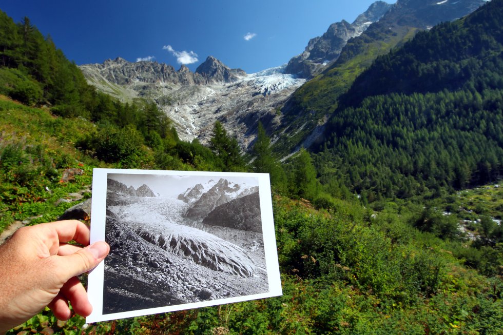 El fotógrafo ( @denisbalibouse ) comenzó a darle vueltas a cómo medir el impacto del calentamiento global en los glaciares de Suiza, un proceso lento y difícil de recoger sin una referencia clara. "¿Cómo retratar eso?", se preguntó. Y encontró la solución mirando un libro de fotografías en blanco y negro del siglo XIX, tal como explica la agencia Reuters. En la imagen, el autor sostiene una foto del glaciar Trient de 1891, en la misma localización, pero en 2019.