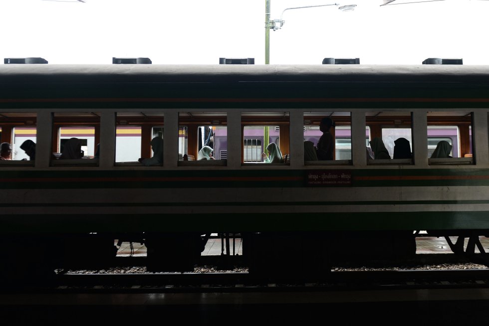 Varios pasajeros viajan en un tren parado en la estación de Tanyongmat en la provincia de Narathiwat (Tailandia).