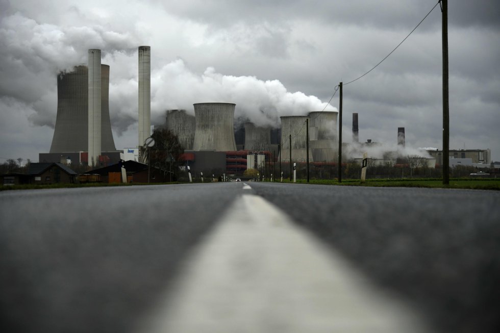 Una nube de humo cubre la central térmica de carbón del gigante energético RWE en Niederaussem (Alemania).