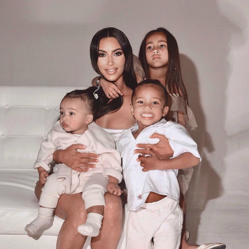 Kim Kardashian se ha puesto más sentimental en esta ocasión y ha querido dar las gracias por su familia. Junto al rapero Kanye West, la empresaria tiene cuatro hijos: North, de seis años, Saint, de tres, Chicago, de uno, y Psalm, de cinco meses.