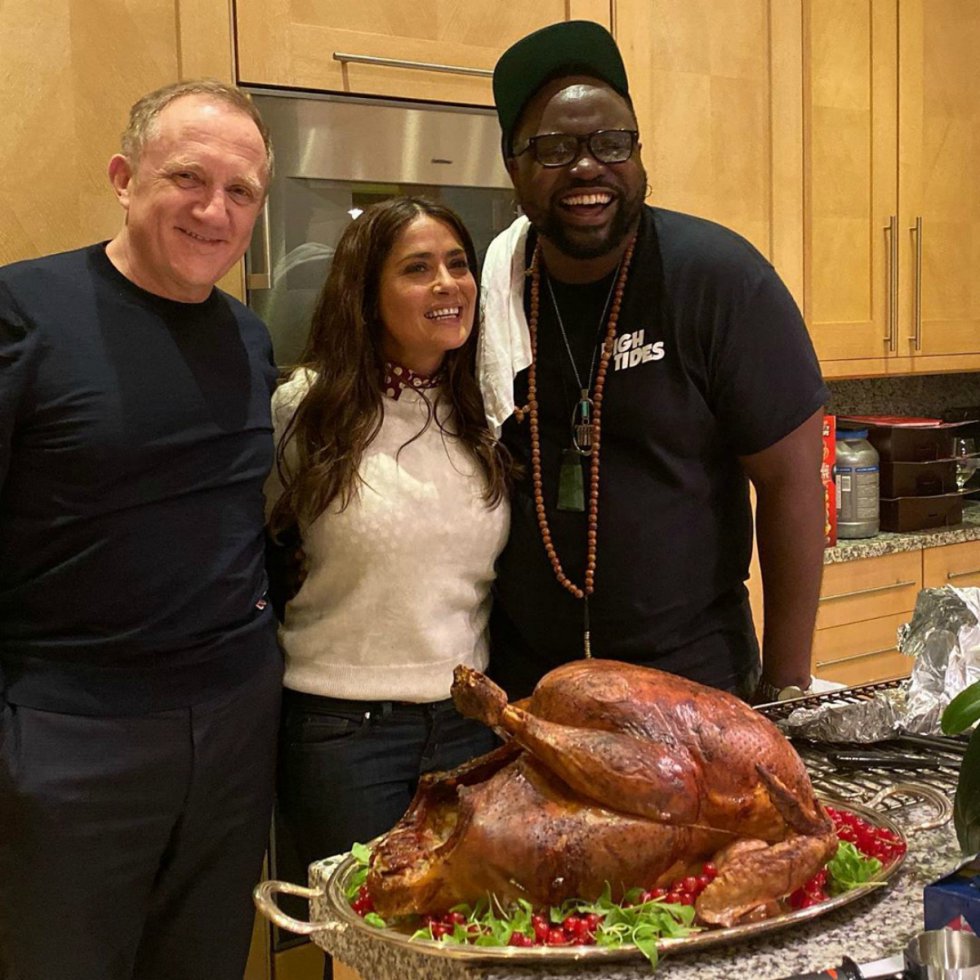 Salma Hayek celebró Acción de Gracias con sus amigos y publicó algunas imágenes de la preparación de la cena.