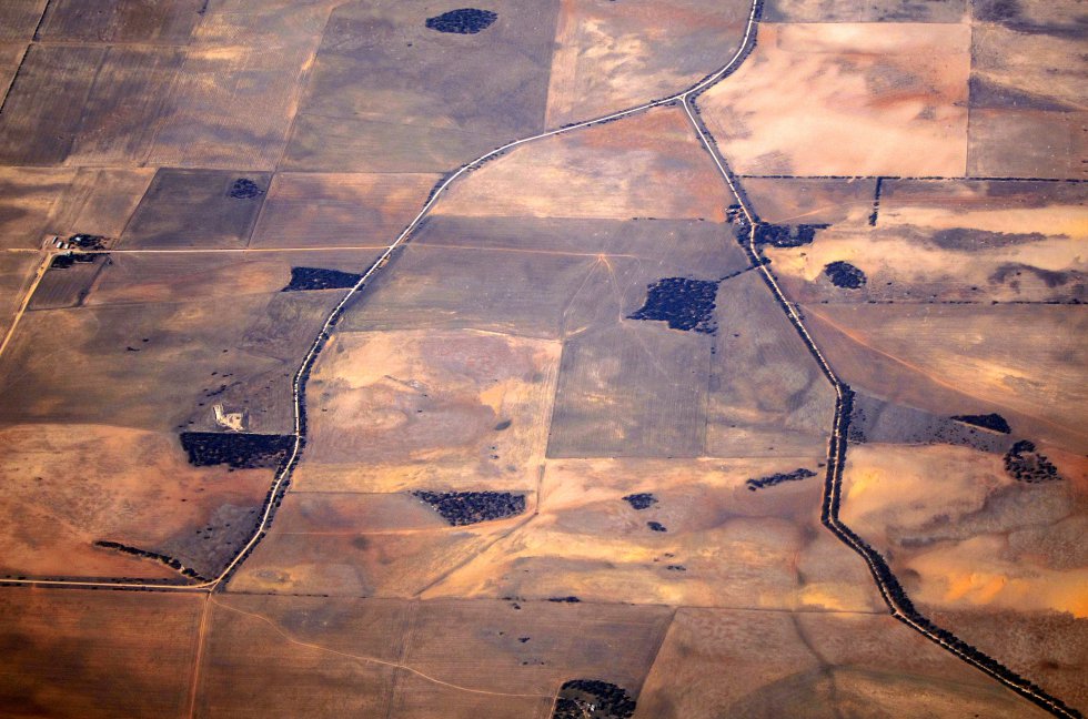 A Austrália tem sofrido uma seca insistente nos últimos três anos, e também uma das mais devastadoras desde que os registros foram feitos. Cerca de 98% de Nova Gales do Sul sofre com a seca e, na mesma situação, dois terços da vizinha Queensland. Segundo dados oficiais, a seca causou prejuízo de cerca de 5.000 milhões de dólares australianos (3.000 milhões de euros). Na imagem, vista aérea de fazendas afetadas pela seca, no sudoeste do país.