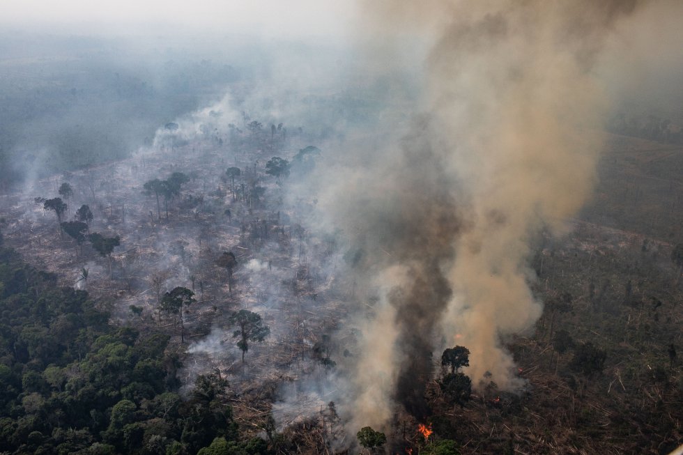 Vista aérea de um incêndio em 25 de agosto deste ano em Porto Velho, Rondônia, Brasil. Segundo o Instituto Nacional de Pesquisas Espaciais (INPE), o número de incêndios detectados por satélite no Brasil é o mais alto desde 2010.