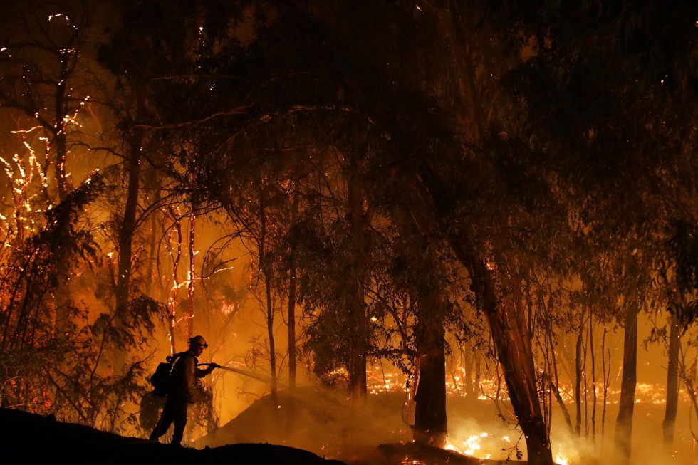 A Califórnia tem sido uma das áreas dos Estados Unidos mais afetadas por grandes incêndios. Os dois maiores incêndios dos últimos anos, o de outubro de 2017 em Santa Rosa (23 mortos quando um bairro inteiro foi arrasado) e o de novembro de 2018 em Paradise (85 mortos em poucas horas), tiveram origem em falhas na infraestrutura elétrica. Na foto, um bombeiro trabalha na extinção de um incêndio em Somis, Califórnia, em 31 de outubro deste ano.