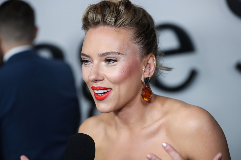 "¿Puedes llevar ropa interior debajo del traje de Viuda Negra?". Esta fue la pregunta que enfadó a Scarlett Johansson: "Eres como la quinta persona que me pregunta eso. ¿Qué está pasando? ¿Desde cuándo se pregunta por la ropa interior?".