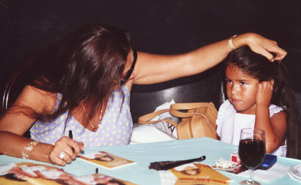 Isabel Pantoja firma autógrafos junto a su hija Isa Pantoja, cuando todavía se la conocía como Chabelita, que llegó a España desde Perú en 1995.