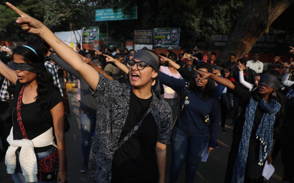 A letra em hindi acrescenta uma estrofe diferente: "em nome da casta, em nome da religião, desaparecemos, nos explodem, levamos a pior parte da violação e a violência em nossos corpos". Na imagem, ativistas índias participam da performance contra os estupros e assassinatos de mulheres na Índia.