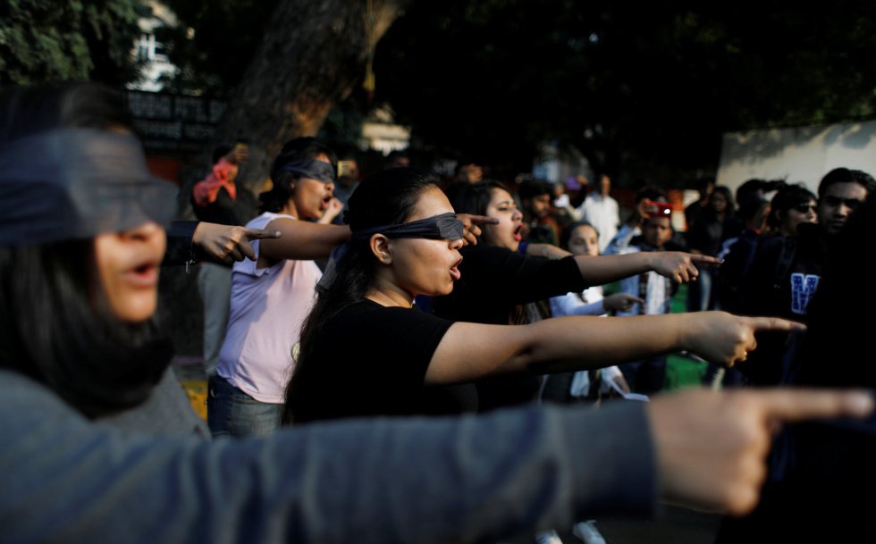 "Queremos mostrar nossa solidariedade às mulheres do mundo e também alertar sobre o que está acontecendo agora na Índia", explicou à agência Efe uma das organizadoras da performance, Jyotsna Siddharth, fazendo referência aos últimos casos de estupro que comoveram o país.