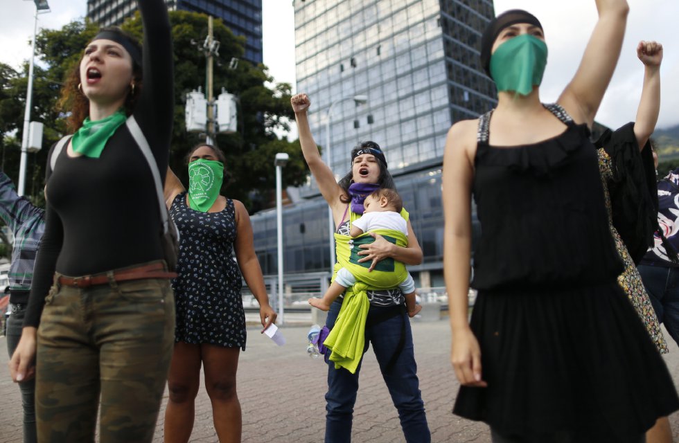 Do Chile à Tunísia. Do México à Espanha. Dos Estados Unidos à Turquia. Do Brasil à Austrália. A performance do coletivo feminista LasTesis, composto por quatro chilenas de 31 anos, deu um novo tom às manifestações que explodiram no Chile em outubro, demandando melhores condições de vida e menos desigualdade. Na imagem, mulheres participam do protesto em Caracas em 6 de dezembro.