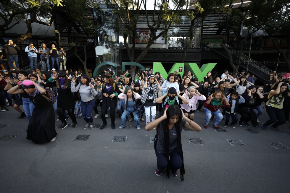 A coreografia, que deu a volta ao mundo, se replica em diferentes locais simbólicos das cidades. Na imagem, um momento da performance na Cidade de México, em 6 de dezembro.