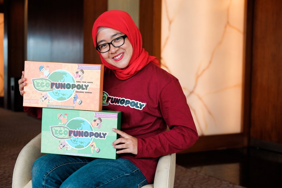 "Con los juegos puedes crear algo y a la vez aprender. Te dan conocimiento". Annisa Hasanah es emprendedora social y fundó en 2016 Ecofun Indonesia, una empresa con la que ha desarrollado Ecofunopoly, un juego que enseña a los más pequeños conceptos sobre medioambiente.
