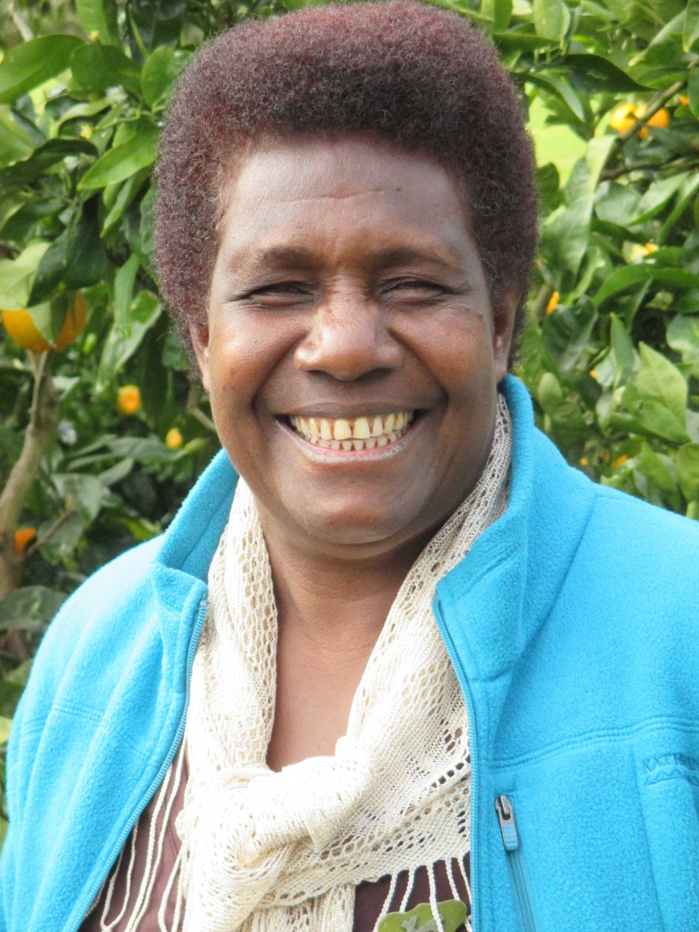 La comunidad en la que vive Ursula Rakova en Papúa Nueva Guinea es de las primeras afectadas directamente por el cambio climático. Es directora de Tulele Peisa, una organización que coordina lel desplazamiento de los nativos de las islas Carteret, para asegurarse que tengan un lugar donde vivir, un trabajo y tierras. "Otras comunidades están viendo lo que hemos hecho y están aprendiendo de ello, me siento muy orgullosa".