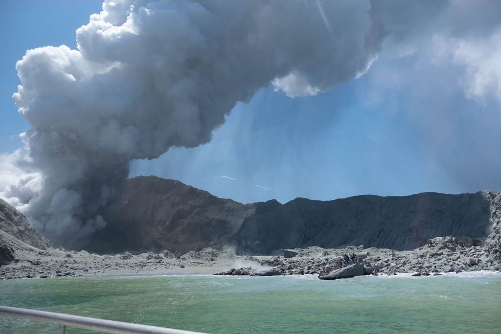 Los equipos de emergencia, apoyados por varios helicópteros, trabajan para evacuar a los afectados, algunos de los cuales se encontraban cerca del cráter minutos antes de la erupción, según imágenes de una cámara de seguimiento instalada en la zona. En la imagen, momentos después de la erupción del volcán.