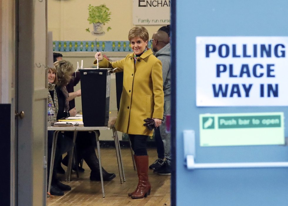 La líder del SNP (Partido Nacional Escocés) y ministra principal de Escocia, Nicola Sturgeon, durante su votación en Glasgow (Escocia).