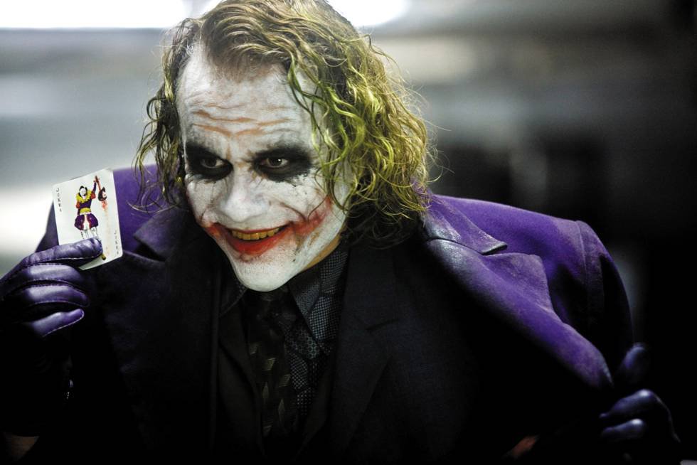 Para dar vida ao célebre personagem Coringa em ‘O Cavaleiro das Trevas’ (2008), Heath Ledger se trancou durante um mês num quarto de hotel em Londres, evitando qualquer contato com o exterior. Durante esse tempo o ator aperfeiçoou os movimentos, a voz, a risada e demais detalhes de seu personagem. Todo o processo ficou registrado em seu diário. Pouco depois de terminar a filmagem, Ledger foi achado morto no seu apartamento, em Nova York, por causa de uma overdose de medicamentos.