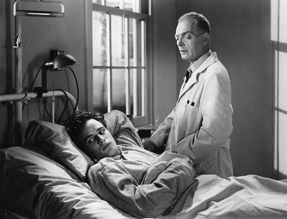 Em seu primeiro filme, ‘Espíritos Indômitos’, (1950), Marlon Brando interpreta um veterano de guerra que fica paralítico. Para entrar num papel tão desgastante, tanto psicológica como fisicamente, o ator passou um mês na cama de um hospital.