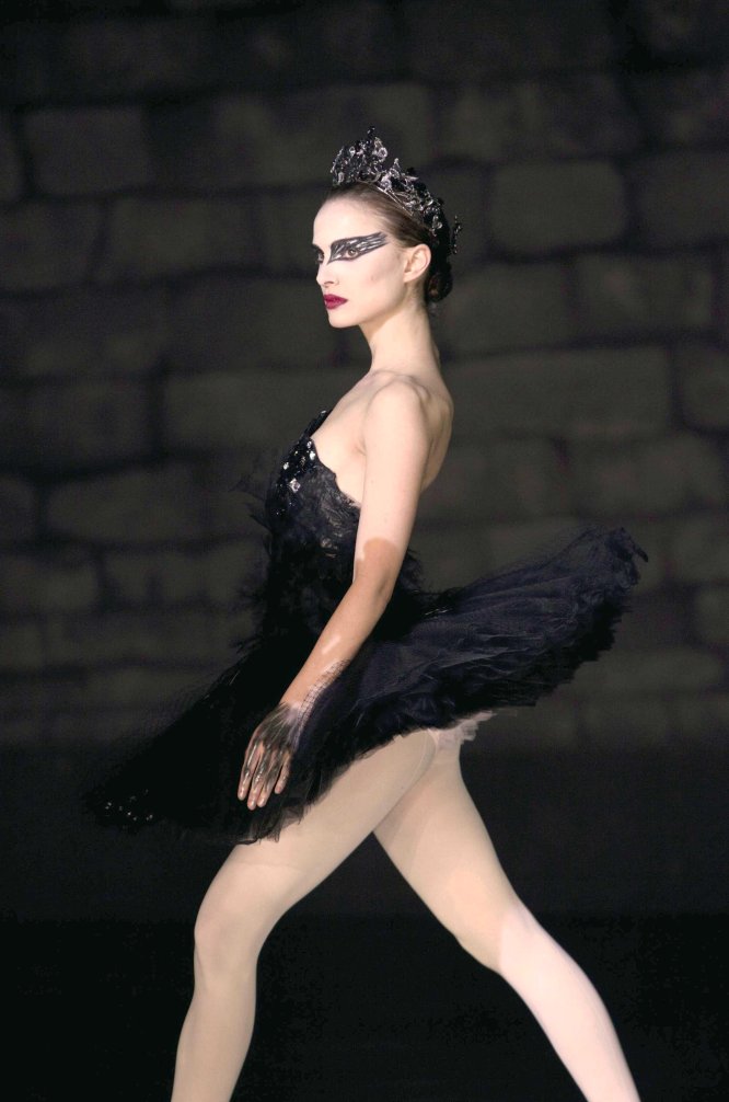 Um dos papéis mais exigentes que Natalie Portman teve que interpretar foi o da bailarina clássica Nina Sayers em ‘Cisne Negro’ (2010). A atriz se submeteu durante 12 meses a uma rigorosa rotina de oito horas diárias durante seis dias por semana, além de se impor uma dieta rigorosa.