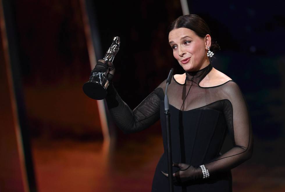 Juliette Binoche acaba de revelar que viveu durante um tempo na rua preparando-se para seu papel no filme ‘Os Amantes de Pont-Neuf’ (1991). A atriz, de 55 anos, contou que seguiu os conselhos do roteirista e diretor Leos Carax: “Ele me pediu que tivesse uma experiência real, e foi o que eu fiz. Vivi situações um pouco perigosas, mas estive bem. Era um compromisso com o filme”.