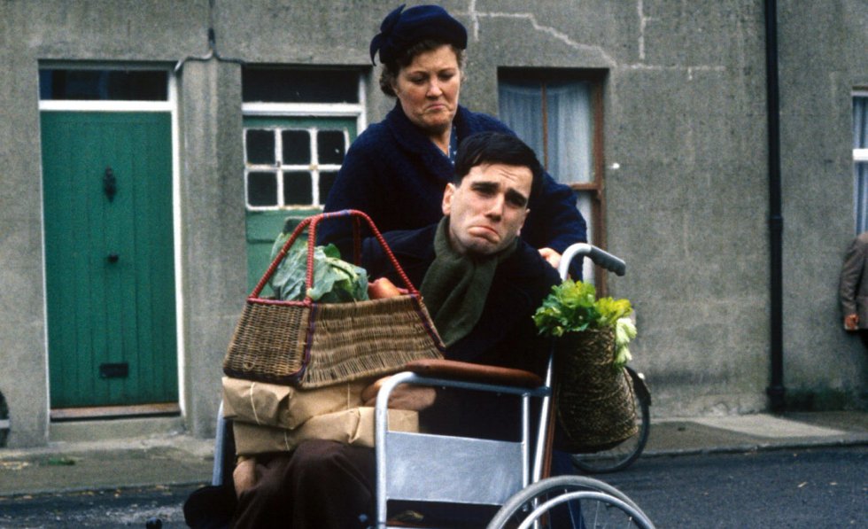 Outro dos atores mais reconhecidos por seu compromisso com seus papéis é Daniel Day-Lewis. Em 'Meu Pé Esquerdo' (1989), o ator interpretava um personagem com paralisia cerebral, e para isso Day-Lewis visitou durante várias semanas uma clínica especializada nesse tipo de pacientes. Além disso, durante a rodagem ele nunca se levantava da cadeira de rodas, para não sair do personagem, mantendo sua postura encurvada o tempo todo – o que lhe custou a fratura de duas costelas. Para ‘O Último dos Moicanos’ (1992), o ator passou meses antes da filmagem vivendo numa floresta, onde caçava e pescava sua própria comida, como fazia seu personagem.