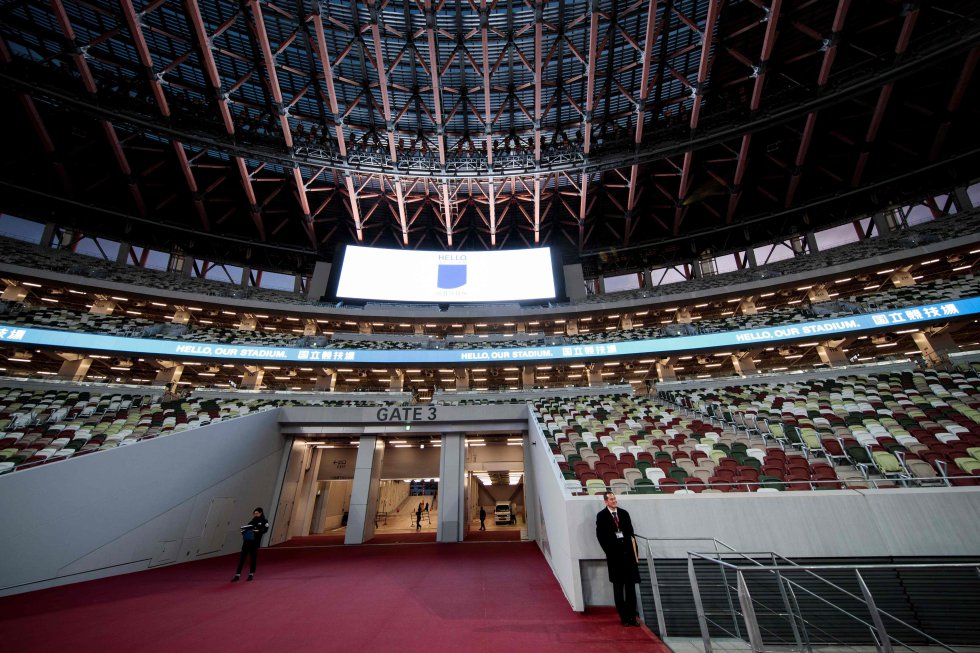 Construido en el emplazamiento del antiguo estadio nacional levantado para los Juegos de 1964, este estadio de 60.000 asientos, diseñado por el famoso arquitecto japonés Kengo Kuma, se inspira en técnicas tradicionales, especialmente un uso importante de la madera.