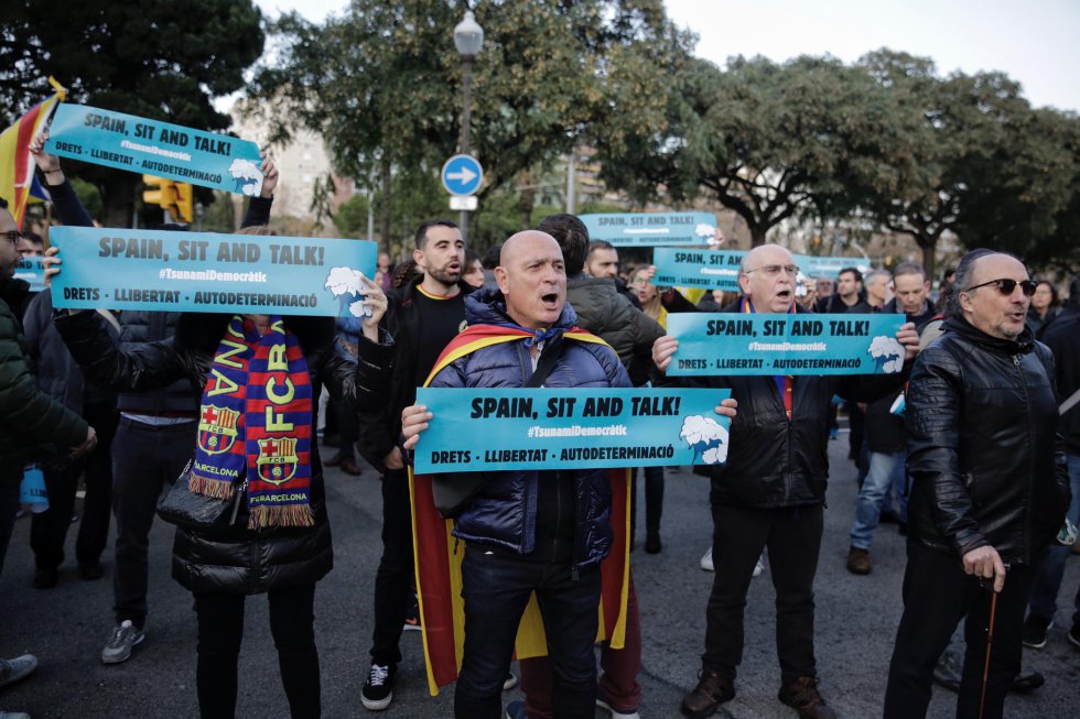 Un grupo de personas durante una acción convocada por Tsunami Democràtic, en la plaza Pius XII, en Barcelona.