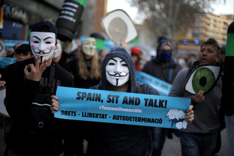 Un manifestante enseña a cámara un cartel de la plataforma catalana 'Tsunami Democràtic', en la plaza Pius XII, Barcelona.