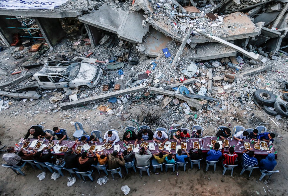 Familias palestinas se juntan tras la puesta del sol para la cena, siendo una comida muy abundante y rica en nutrientes, necesaria para llevar adelante el ayuno del Ramadán del día siguiente, en la Franja de Gaza, el 18 de mayo de 2019.