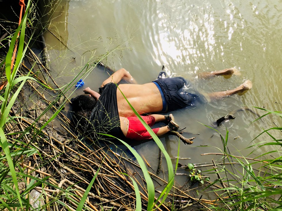 Fotografía a los cuerpos sin vida Óscar Martínez y su hija, Valeria Martínez, a una orilla del Río Bravo en Matamoros, frontera con EE UU, en el Estado de Tamaulipas (México). Autoridades de Protección Civil y de la Policía de México hallaron el 25 de junio los cuerpos de un hombre, de nacionalidad salvadoreña, según las autoridades, de 25 años, y su hija de un año y 11 meses, que, se presume, murieron ahogados cuando intentaban cruzar hacia Estados Unidos por el fronterizo río Bravo.