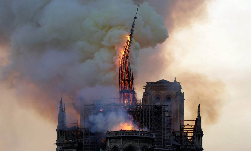 Desplome de la aguja central de la catedral de Notre Dame de París, Francia, el 15 de abril de 2019. Un incendio devastador devoró buena parte del monumento, símbolo de la capital francesa, Patrimonio Mundial de la Unesco, uno de los monumentos más visitados del mundo y símbolo centenario de la cultura europea.