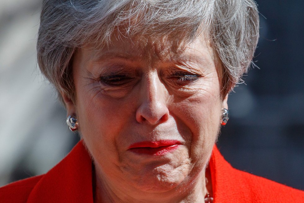 Incapaz de sacar adelante su plan para una salida pactada con la UE, Theresa May anuncia su dimisión ante la puerta de Downing Street, el 7 de junio de 2019.
