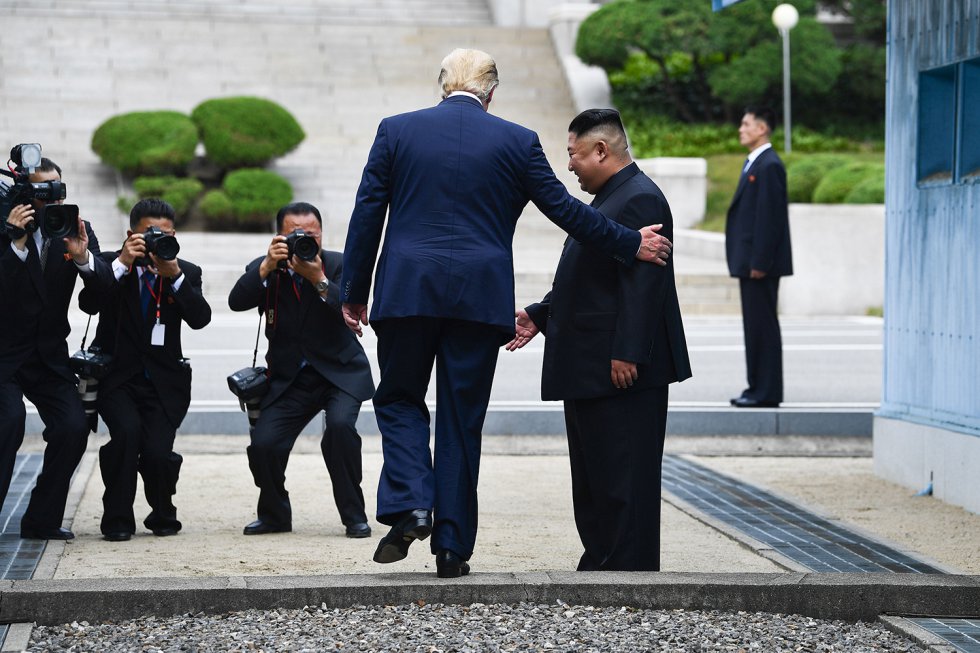 El presidente de EE UU, Donald Trump, cruza la frontera de Corea del Norte junto al líder Kim Jong-un, el 30 de junio de 2019. Trump se ha conviertido en el primer presidente estadounidense en pisar suelo norcoreano.