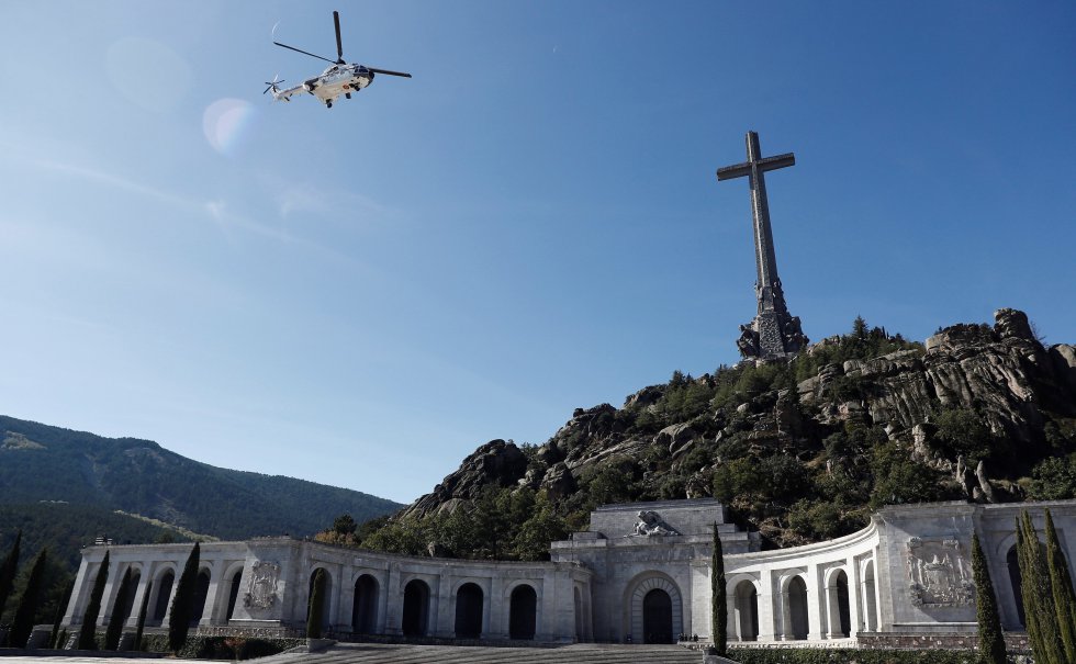 El helicóptero militar con los restos de Franco salen del Valle de los Caídos, 44 años después de que fuera enterrado allí, el 24 de octubre de 2019. Los restos del dictador se sacaron de la basílica y se trasladaron al cementerio de Mingorrubio.