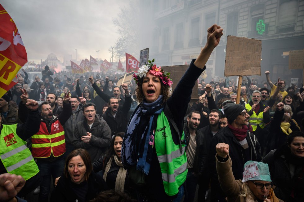 Manifestantes contra la reforma de las pensiones, en Lyon (Francia), el 17 de diciembre de 2019.